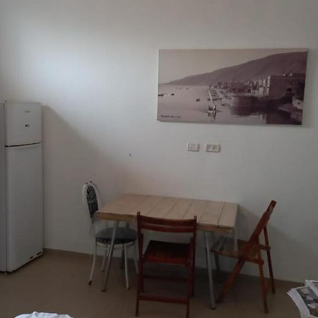 פינה שקטה דקה הליכה לכנרת והטיילת Daire Tiberya Dış mekan fotoğraf